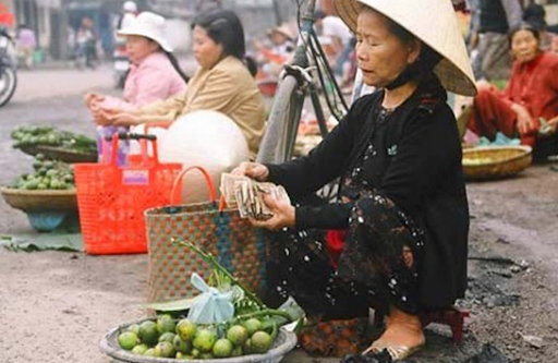 Đầu xuân, người dân Huế có thú vui đi chợ Tết Gia Lạc, cốt để mua lộc đầu năm, mua sự may mắn, suôn sẻ. Ảnh: Caibatvang.
