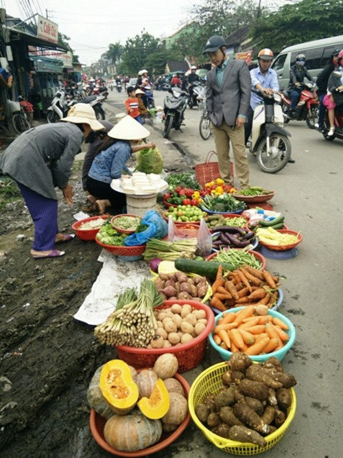 Chợ Gia Lạc chỉ họp vào ban ngày trong 3 ngày Tết.Ảnh: Baothuatienhue.