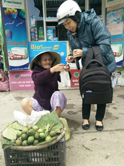 Lệ thường người đi phiên chợ Gia Lạc mồng 1 Tết mua một trái cau, một ngọn trầu với mong muốn sẽ an bình trong năm mới, sau đó mới mua đặc sản của chợ theo sở thích. Ảnh: Baothuatienhue.