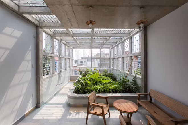 Hiên trước và vườn rau của gia đình. Nguồn ảnh: Archdaily.