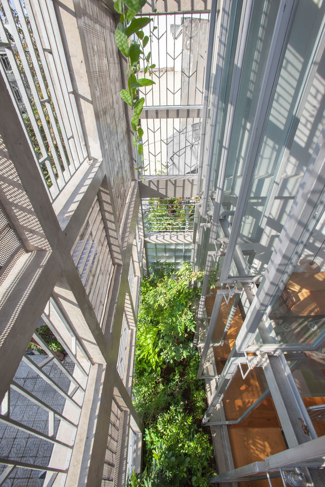 Hệ thống khung bê tông bao phủ toàn bộ mặt tiền và đến tầng thượng cho phép ánh sáng, gió vào tận bên trong nhà.