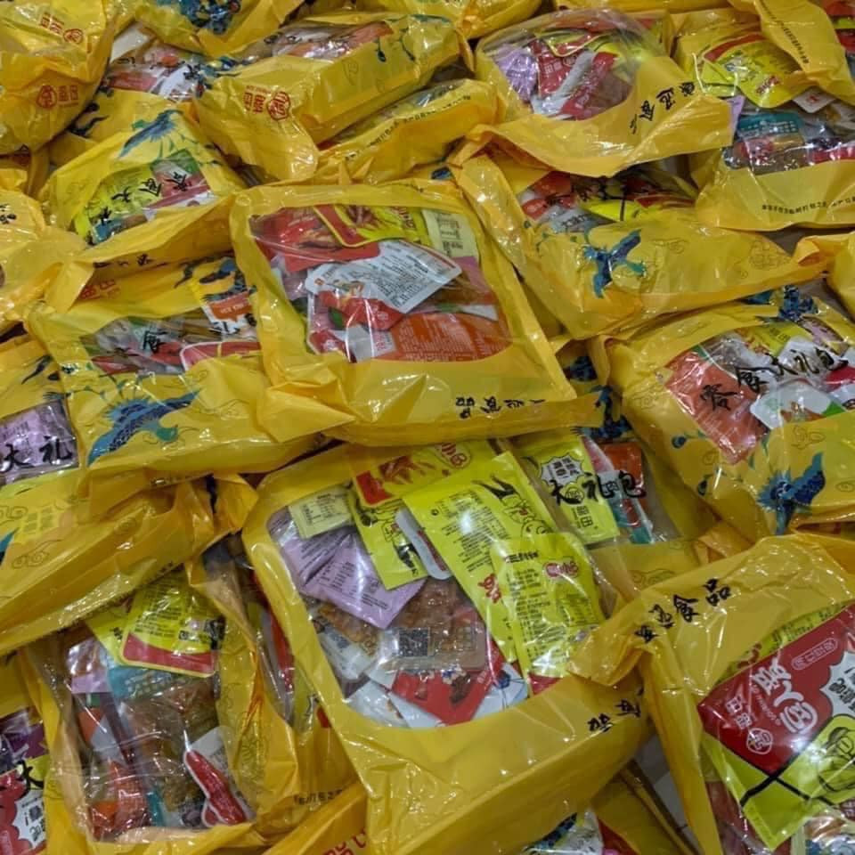 Tin theo lời quảng cáo cộng với hình thức bắt mắt, đa dạng về chủng loại, hương vị… những món đồ ăn vặt thu hút người tiêu dùng đặc biệt là giới trẻ.