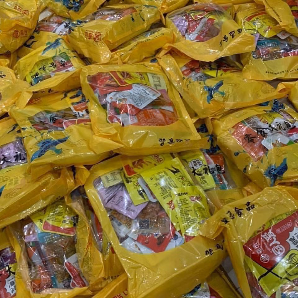 Tin theo lời quảng cáo cộng với hình thức bắt mắt, đa dạng về chủng loại, hương vị… những món đồ ăn vặt thu hút người tiêu dùng đặc biệt là giới trẻ.