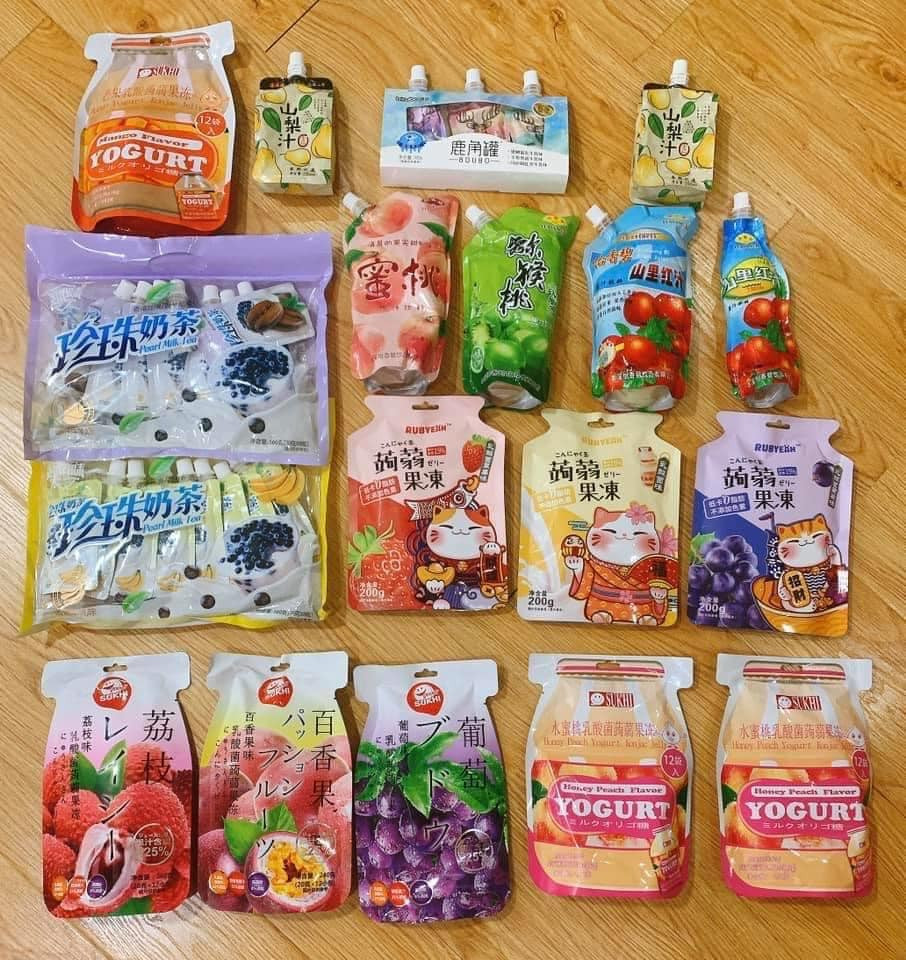 Do đó, Cục An toàn vệ sinh thực phẩm khuyến cáo người dân, cần hết sức cẩn trọng với các loại thực phẩm có màu sắc bắt mắt vì có thể những phẩm này chứa phẩm màu, phụ gia độc hại cho sức khỏe. Nguồn ảnh: Facebook Video: Hơn 100 tấn dược liệu Trung Quốc "đội lốt" táo, mơ. Nguồn: VTC Now