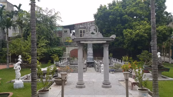 Khu lăng mộ triệu đô của kỹ sư Vũ Hồng Khánh xây dựng ngay cạnh khu biệt thự mà vợ chồng ông đang sinh sống. Ảnh: Dân Việt.