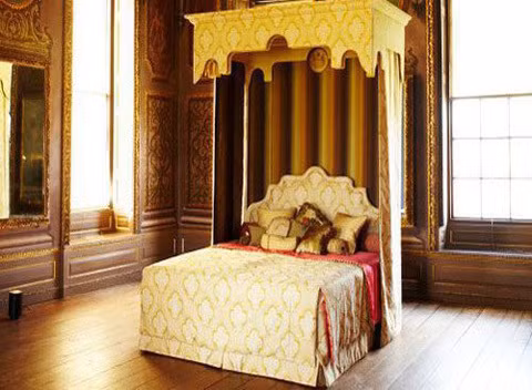 Chiếc giường giá đắt như vậy là vì nó được tạo ra dựa trên thiết kế cho hoàng gia Anh giai đoạn 1640 - 1740, gồm 32 kg lông đuôi ngựa Nam Mỹ được xé bằng tay và bọc trong len cashmere của Mông Cổ. Ảnh: Vietnamnet.