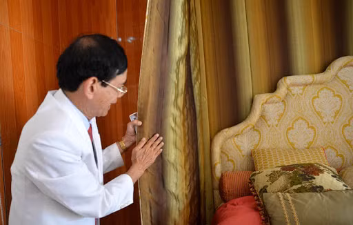 Phần màn treo quanh giường được thêu từ hơn 2.500 km sợi lụa bởi các thợ thủ công của nhãn hàng xa xỉ Hermes. Đây là 1 trong 60 chiếc giường hoàng gia duy nhất trên thế giới của hãng Savior Beds. Ảnh: Vietnamnet.