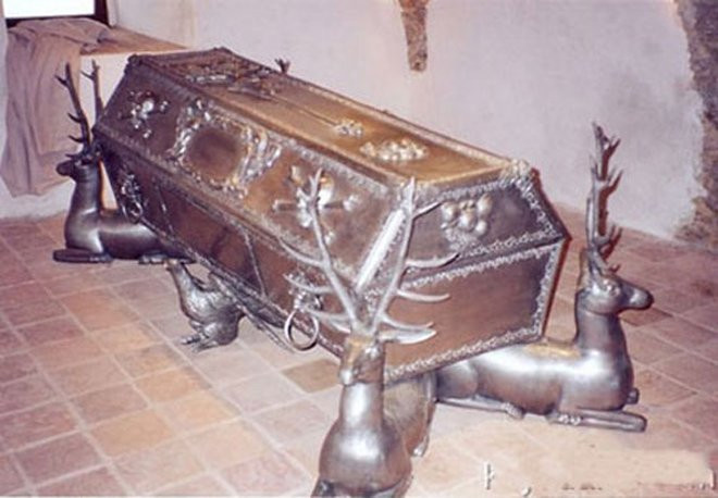 Ông P., một người chuyên kinh doanh vàng bạc đá quý ở Chợ Lớn (TP.HCM) từng gây xôn xao dư luận khi chi tới 500 triệu tiền cọc cho một cơ sở để làm một cỗ quan tài theo yêu cầu. Ngoài tiền công, nếu làm đẹp, người thợ sẽ được nhận thêm 1,5 tỷ đồng tiền thưởng. Ảnh: Giadinhxahoi.