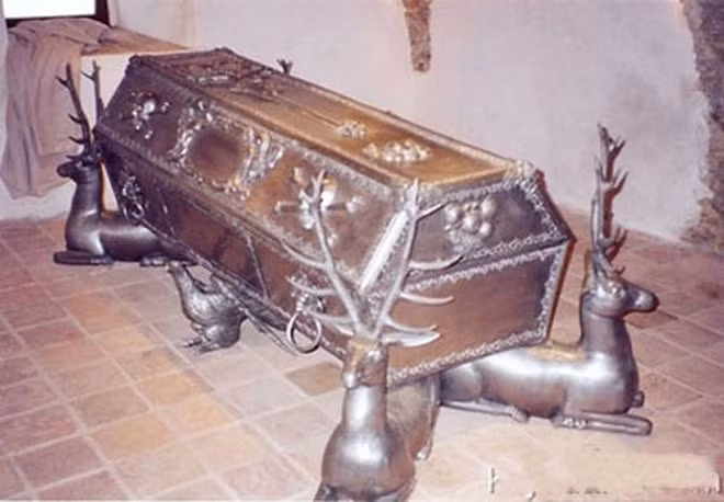 Ông P., một người chuyên kinh doanh vàng bạc đá quý ở Chợ Lớn (TP.HCM) từng gây xôn xao dư luận khi chi tới 500 triệu tiền cọc cho một cơ sở để làm một cỗ quan tài theo yêu cầu. Ngoài tiền công, nếu làm đẹp, người thợ sẽ được nhận thêm 1,5 tỷ đồng tiền thưởng. Ảnh: Giadinhxahoi.