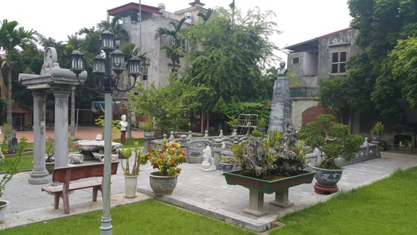 Công trình được đánh giá là khu lăng mộ "độc nhất vô nhị" ở Việt Nam. Tuy nhiên, tháng 12/2011, con trai ông Khánh đã ký hợp đồng thế chấp khu lăng mộ với ngân hàng để vay gần 1 tỷ đồng. Ảnh: Dân Việt.