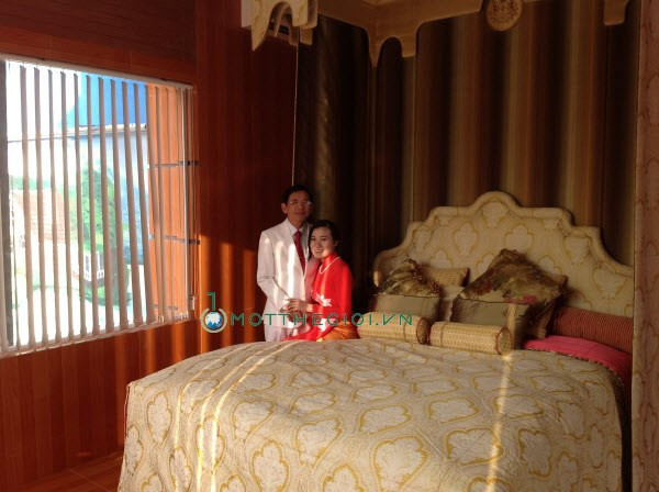 Đại gia Lê Ân cho biết, ông mua giường không phải để ngủ mà chỉ muốn vinh danh con người và đất nước Việt Nam. Ảnh: Một thế giới.