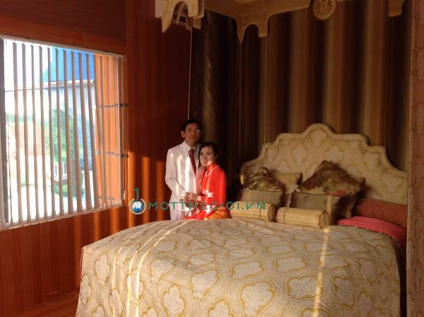 Đại gia Lê Ân cho biết, ông mua giường không phải để ngủ mà chỉ muốn vinh danh con người và đất nước Việt Nam. Ảnh: Một thế giới.