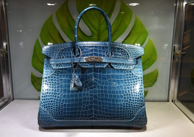 Từ lâu, Hermès, Prada, Mulberry hay Louis Vuitton đã trở thành những thương hiệu túi xách xa xỉ hàng đầu thế giới, được giới đại gia ưa chuộng. Thế nhưng, ít ai biết rằng để làm ra một chiếc túi xách xa xỉ có biết bao nhiêu con vật bị hành hạ và giết chết dã man. Ảnh: Peta.