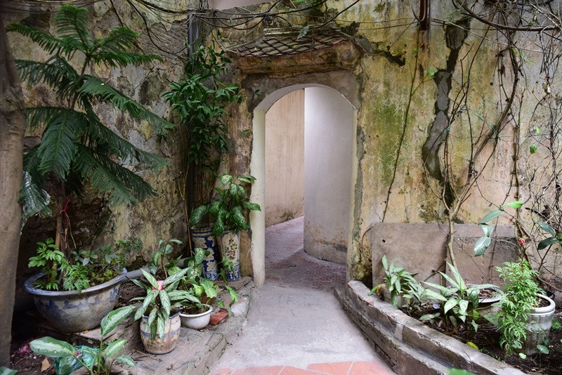 Nhiều đoàn khách trong nước và nước ngoài đến tham quan và ngỡ ngàng trước vẻ đẹp của ngôi nhà giữa chốn đô thị ồn ảo. Ảnh: Vietnamnet. Video: Gợi ý nội thất thông minh cho căn hộ nhỏ. Nguồn: VTC1