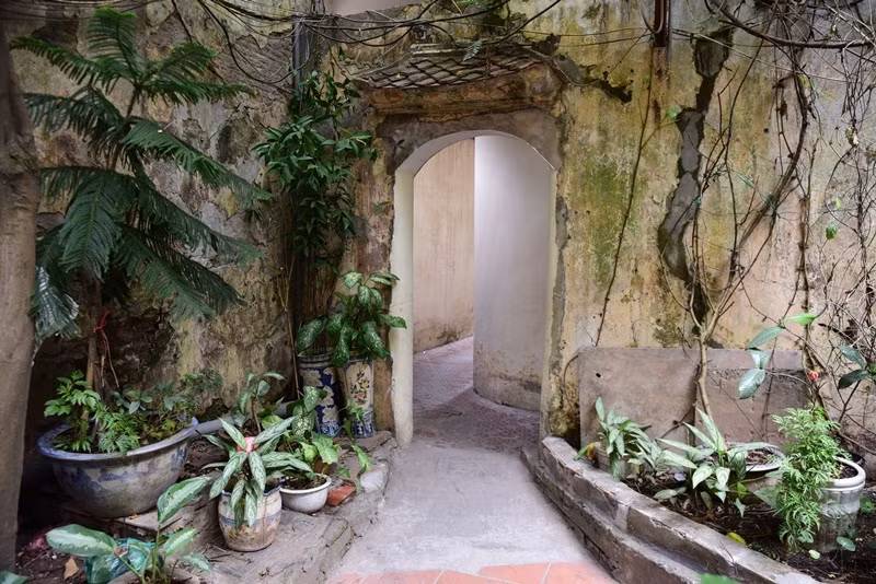 Nhiều đoàn khách trong nước và nước ngoài đến tham quan và ngỡ ngàng trước vẻ đẹp của ngôi nhà giữa chốn đô thị ồn ảo. Ảnh: Vietnamnet. Video: Gợi ý nội thất thông minh cho căn hộ nhỏ. Nguồn: VTC1