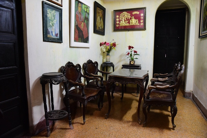 Trong phòng đọc sách có bộ bàn ghế cổ mang họa tiết phong cách Louis XIV. Bộ bàn ghế có từ những năm 1935. Giá trị bộ bàn ghế tương đương với 10 cây vàng thời đó. Ảnh: Vietnamnet.