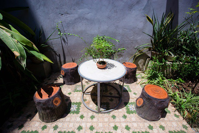 Hệ thống sân vườn nơi có giếng cổ và bể cảnh – được coi như đôi mắt ngọc trong tổng thể kiến trúc. Ảnh: Dân Việt.