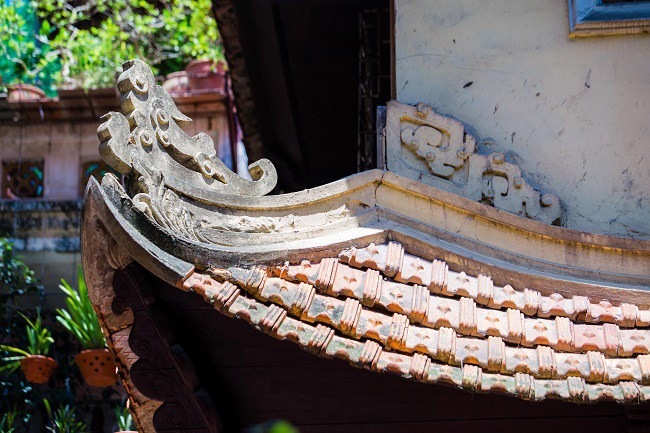 Mái ngói uốn cong thể hiện rõ nét nhất phong cách kiến trúc Việt. Ảnh: Dân Việt.