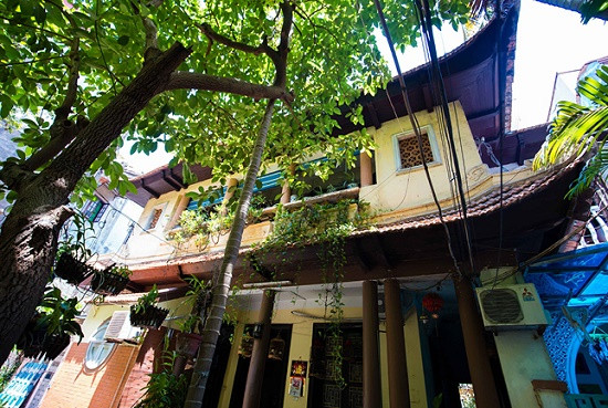 Sau khi mua lại, năm 1945, căn biệt thự được thiết kế bởi một kiến trúc sư thuộc thế hệ đầu tiên của trường Cao Đẳng Mỹ thuật Đông Dương. Năm 1947, ngôi nhà hoàn thiện với phong cách kiến trúc Pháp kết hợp cùng nét đẹp của đình làng Việt. Ảnh: Đời sống pháp luật.