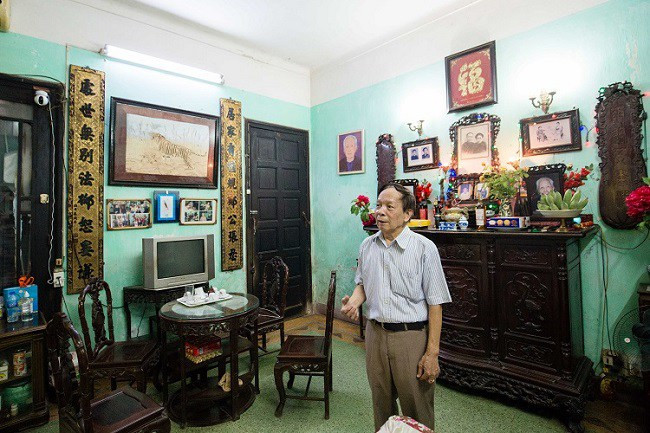 Trước đó, năm 1944, nơi đây thuộc sở hữu của bà Phạm Thị Tốn - một thương gia buôn bán trên phố Hàng Bồ. Sau đó, căn nhà được cụ ông Phạm Văn Thanh (bố ông Giao), và cụ bà Phạm Thị Tề (mẹ ông Giao) - là những thợ kim hoàn nức tiếng ở Hà Nội đầu thế kỷ 20 mua lại. Ảnh: Dân Việt.