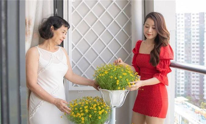 Ban công rực rỡ sắc hoa. Ảnh: Thoidaiplus.