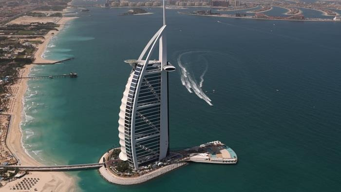 Dubai là nơi có nhiều khách sạn lớn hơn bất kỳ thành phố nào trên thế giới. Đáng chú ý nhất là Buj al Arab, công trình mang tính biểu tượng của Dubai có chiều cao 321m. Nguồn ảnh: CNN.
