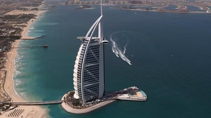Dubai là nơi có nhiều khách sạn lớn hơn bất kỳ thành phố nào trên thế giới. Đáng chú ý nhất là Buj al Arab, công trình mang tính biểu tượng của Dubai có chiều cao 321m. Nguồn ảnh: CNN.