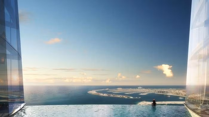 Tại đây, du khách có thể ngắm cảnh thành phố từ hồ bơi lớn trên sân thượng của khách sạn.