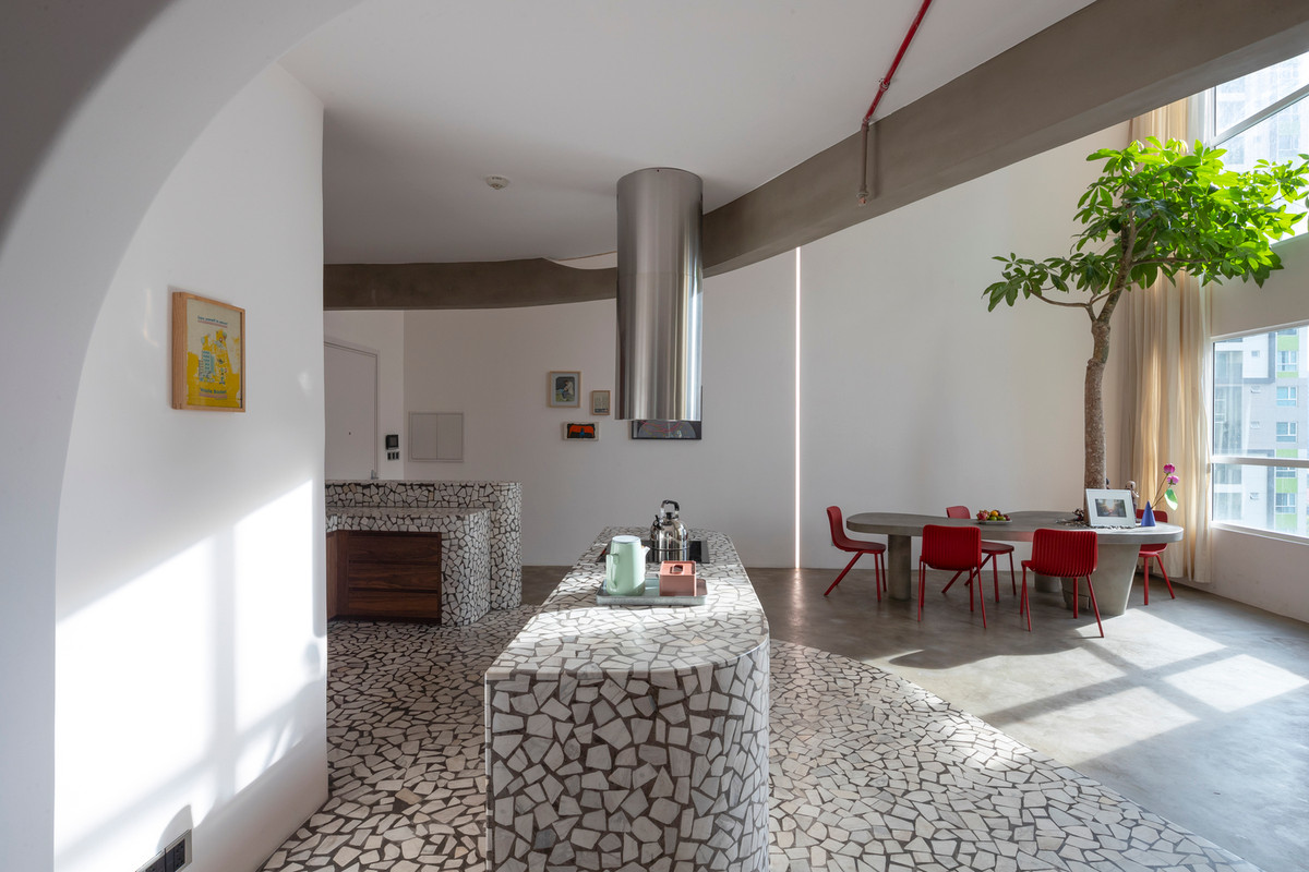 Loại gạch này kéo dài từ nhà bếp đến cuối cầu thang và thiết kế như một bức tranh ghép hoa văn trừu tượng.