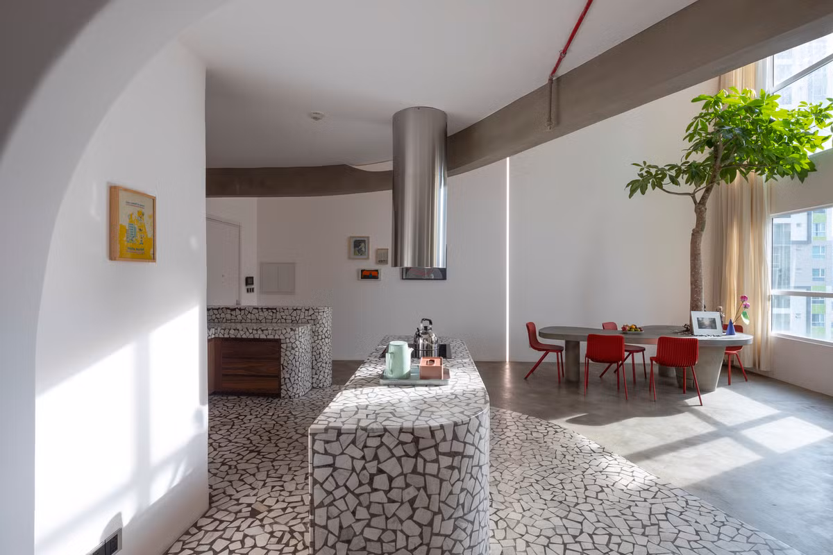 Loại gạch này kéo dài từ nhà bếp đến cuối cầu thang và thiết kế như một bức tranh ghép hoa văn trừu tượng.