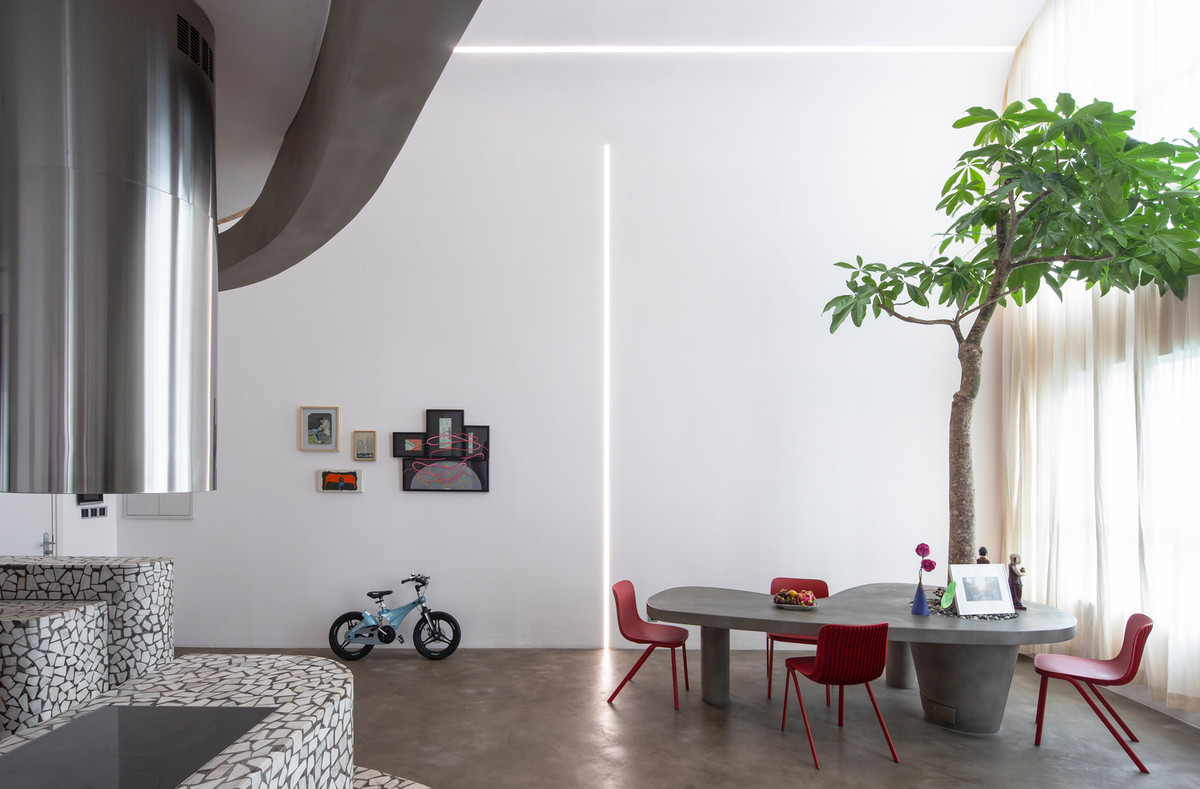 Không gian nhà thoáng đãng và ngập tràn ánh sáng tự nhiên trong căn chung cư hiện đại. Nguồn ảnh: Trieu Chien. Video: Gợi ý nội thất thông minh cho căn hộ nhỏ. Nguồn: VTC1