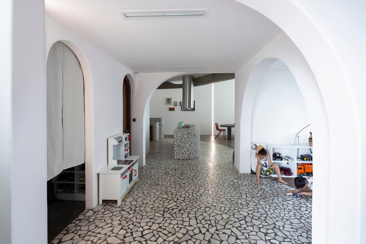 Gạch terrazzo được sử dụng làm vật liệu chính tạo cảm giác mát mẻ.