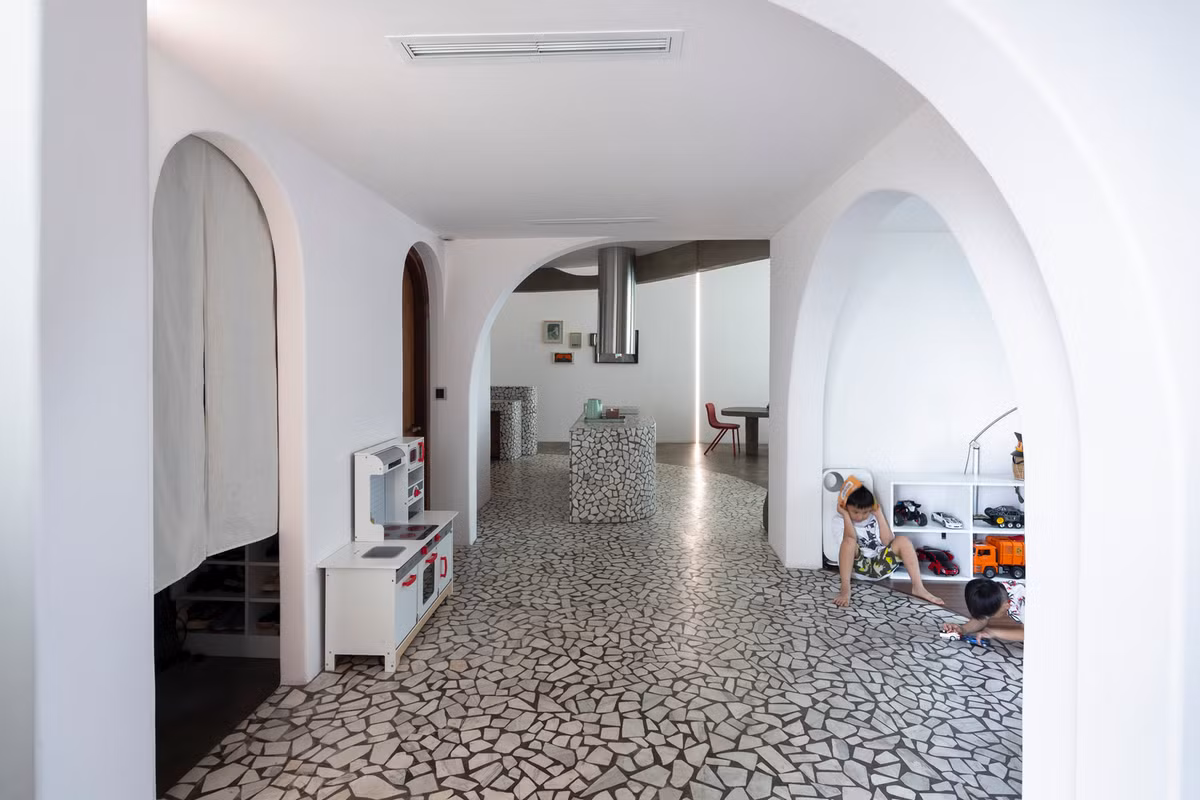 Gạch terrazzo được sử dụng làm vật liệu chính tạo cảm giác mát mẻ.