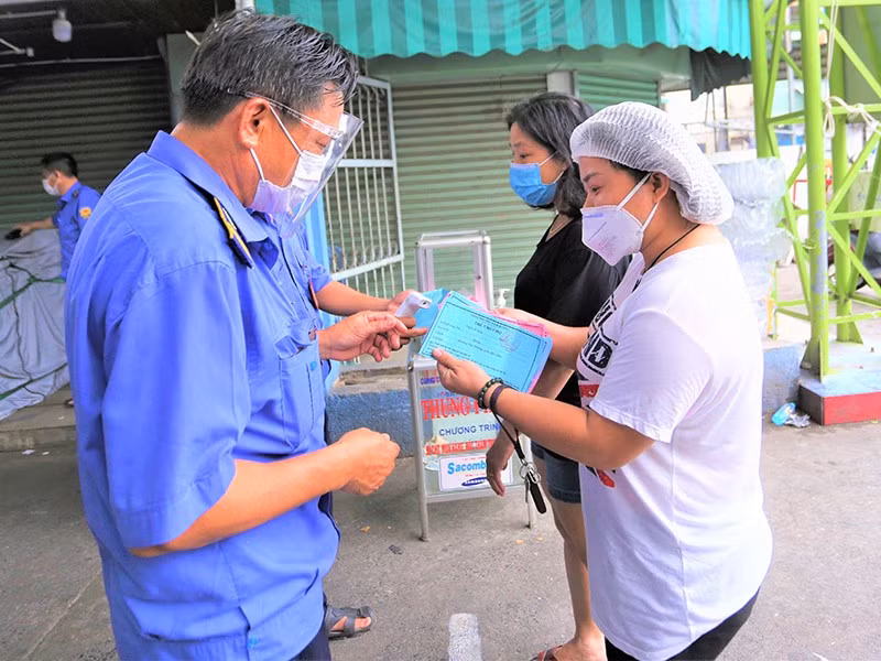 Da Nang kiem soat nguoi di cho bang phieu vao cho