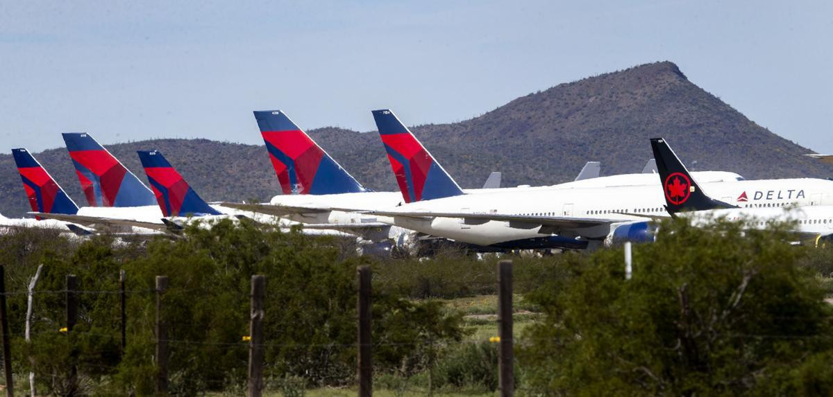 Hơn 2.500 hãng hàng không trên thế giới đang phải tận dụng đường lăn, nhà chứa máy bay, thậm chí đường băng ở các sân bay lớn để đỗ máy bay.