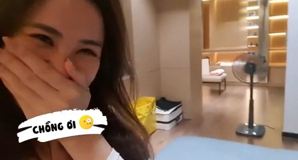 Trước đó, Đông Nhi từng tiết lộ một góc nhỏ trong không gian sống của hai vợ chồng. Ảnh: cắt video