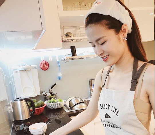 Góc bếp không quá rộng nhưng rất tiện nghi. Ảnh: cắt video