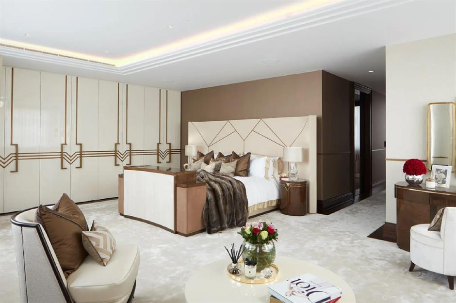 Nhà có 5 phòng ngủ và 5 phòng tắm. Tư căn hộ có thể ra đường chân trời nổi tiếng thế giới của thành phố.