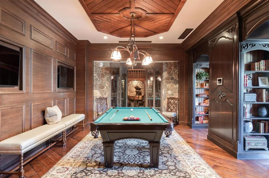 Giống như một khu nghỉ dưỡng 5 sao, căn nhà được trang trí bằng sàn đá cẩm thạch, tường nhấn bằng đá và đèn chùm pha lê.