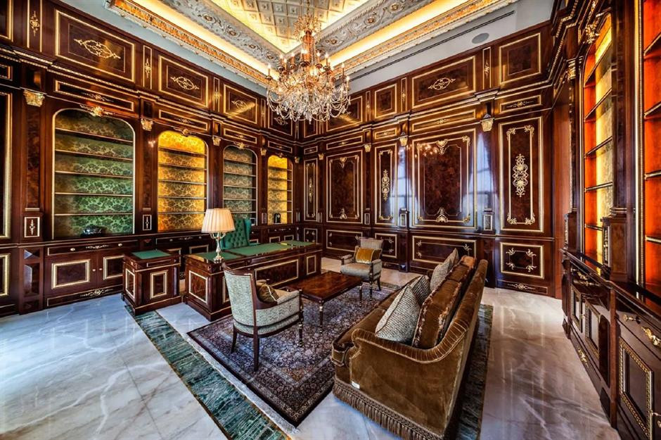 Mỗi phòng trong căn hộ này đều toát lên vẻ sang trọng với các vật liệu nhập khẩu từ Ý. Nhiều nội thất trong nhà được dát vàng 14k.