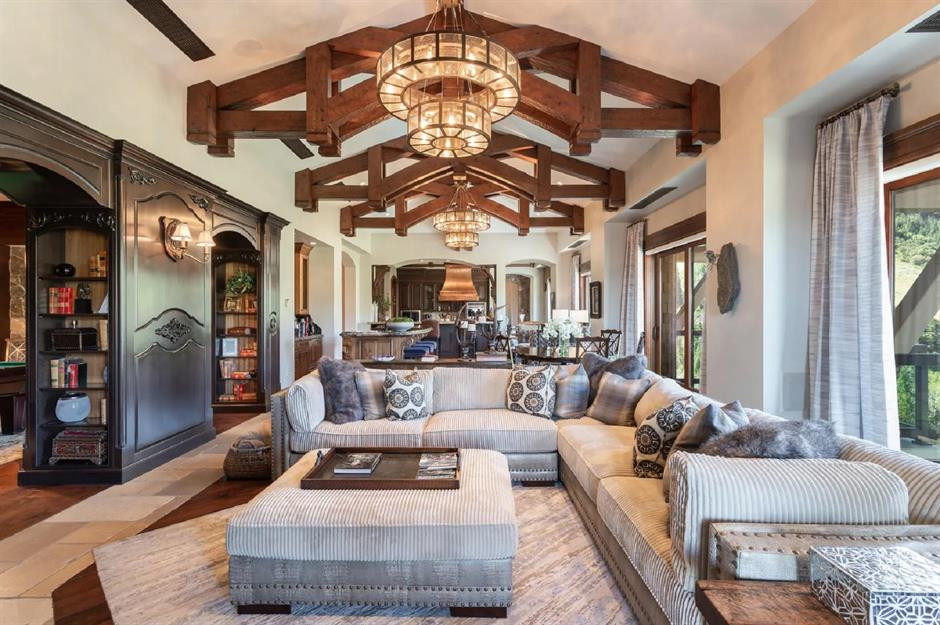 Với 5 phòng ngủ, 7 phòng tắm, nơi nghỉ dưỡng vương giả này đang được rao bán 19,5 triệu USD. Bất động sản này chỉ cách đường trượt tuyết Deer Hollow vài bước chân.