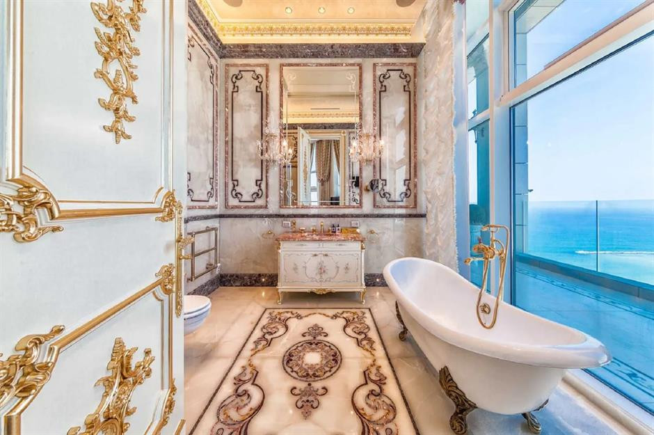 Dát vàng cộng với đá cẩm thạch đầy màu sắc tạo nên một không gian độc đáo có 1-0-2.