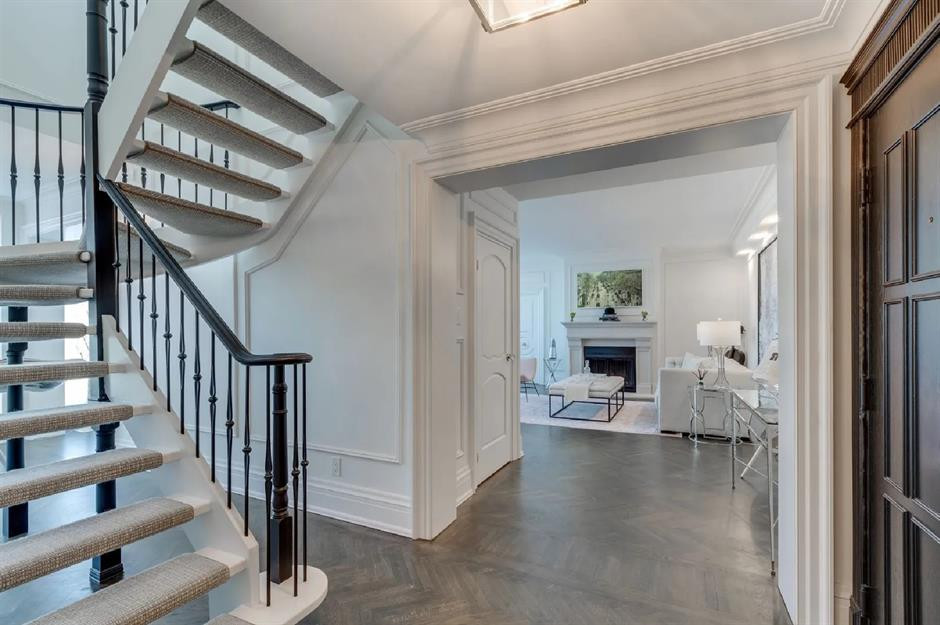 Nằm trên đỉnh tòa chung cư ven biển, căn penhouse xa hoa ở Toronto, (Canada) có giá 2,5 triệu USD.