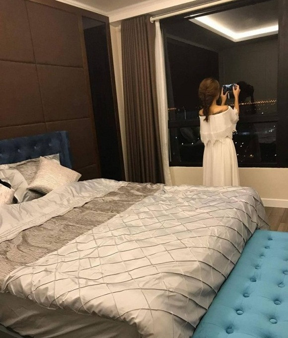 Từ phòng ngủ, nữ MC có thể ngắm nhìn được cảnh đẹp bên ngoài. Ảnh: Ngoisao.