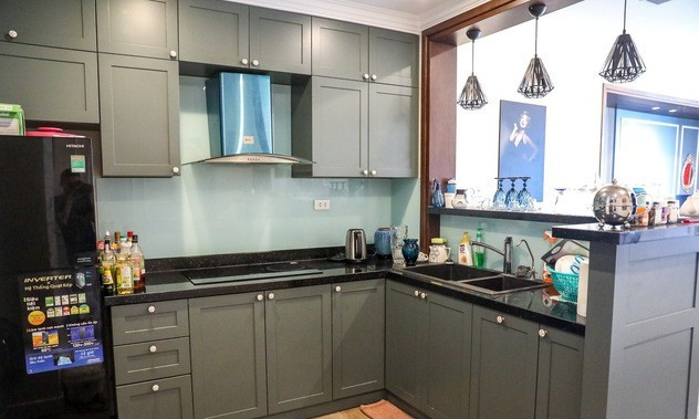 Phòng bếp ấm cúng với gam màu trầm chủ đạo. Ảnh: Tổ quốc.