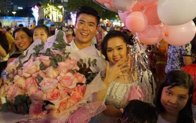 Tối 1/1, cầu thủ Duy Mạnh có màn cầu hôn bạn gái lãng mạn trên phố đi bộ Nguyễn Huệ, TP HCM.