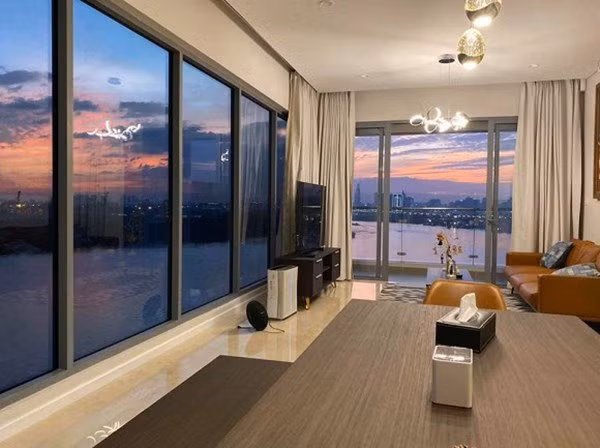 Căn hộ của Lê Hiếu có 2 mặt đều nhìn ra sông vô cùng thơ mộng.