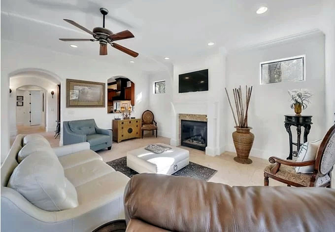 Biệt thự gồm nhiều phòng ngủ, hai bể bơi, có nhà để xe, chỗ tổ chức tiệc nướng ngoài trời...