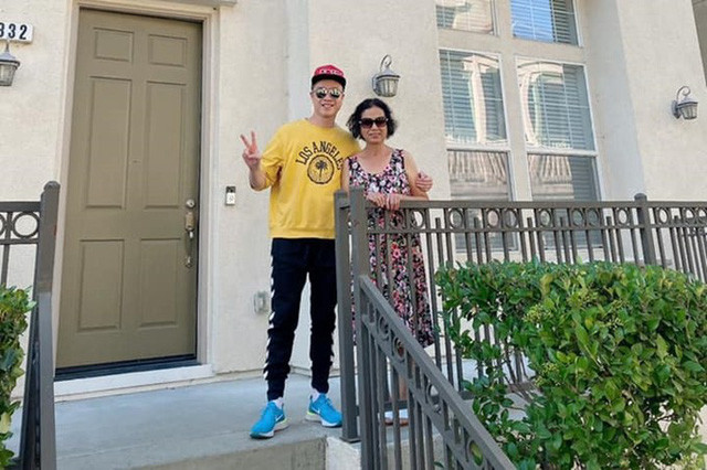 Tháng 10/2019, ca sĩ Nhật Tinh Anh khánh thành ngôi biệt thự mới tại San Jose, bang California (Mỹ). Đây là món quà Nhật Tinh Anh tặng bố mẹ ở Mỹ. Video: Lãng phí hàng trăm biệt thự “ma” ở Sài Gòn. Nguồn: VTC1.