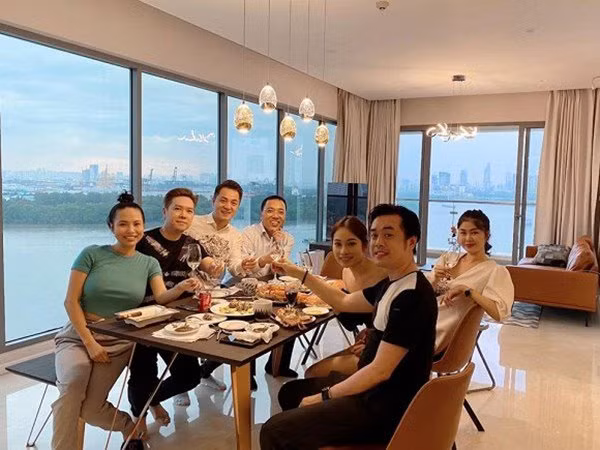 Mỗi phòng đều được trang bị tường kính và nội thất sang trọng.